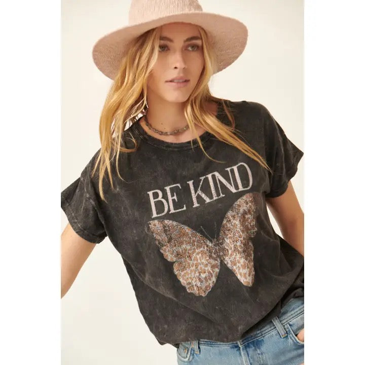 Be kind, butterfly mineral washed, graphic tee