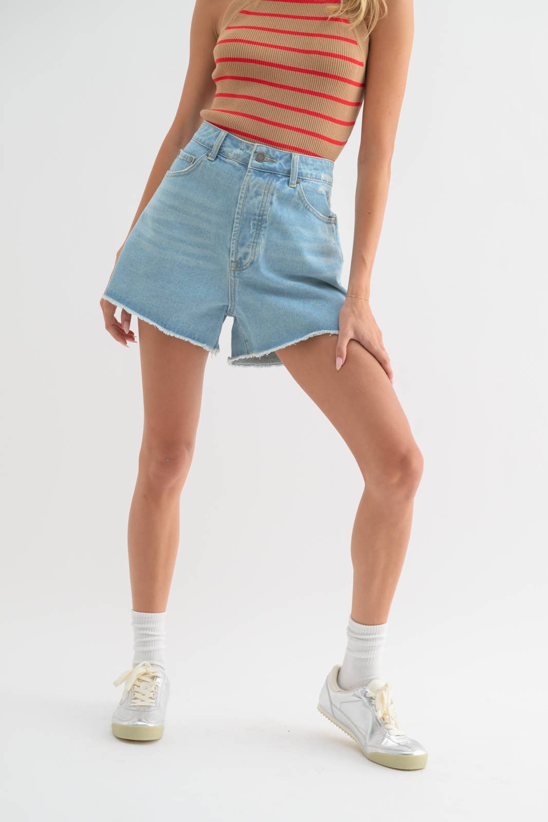 COTTON DENIM SHORTS WITH DISTRESSED DETAIL / WL23-8298