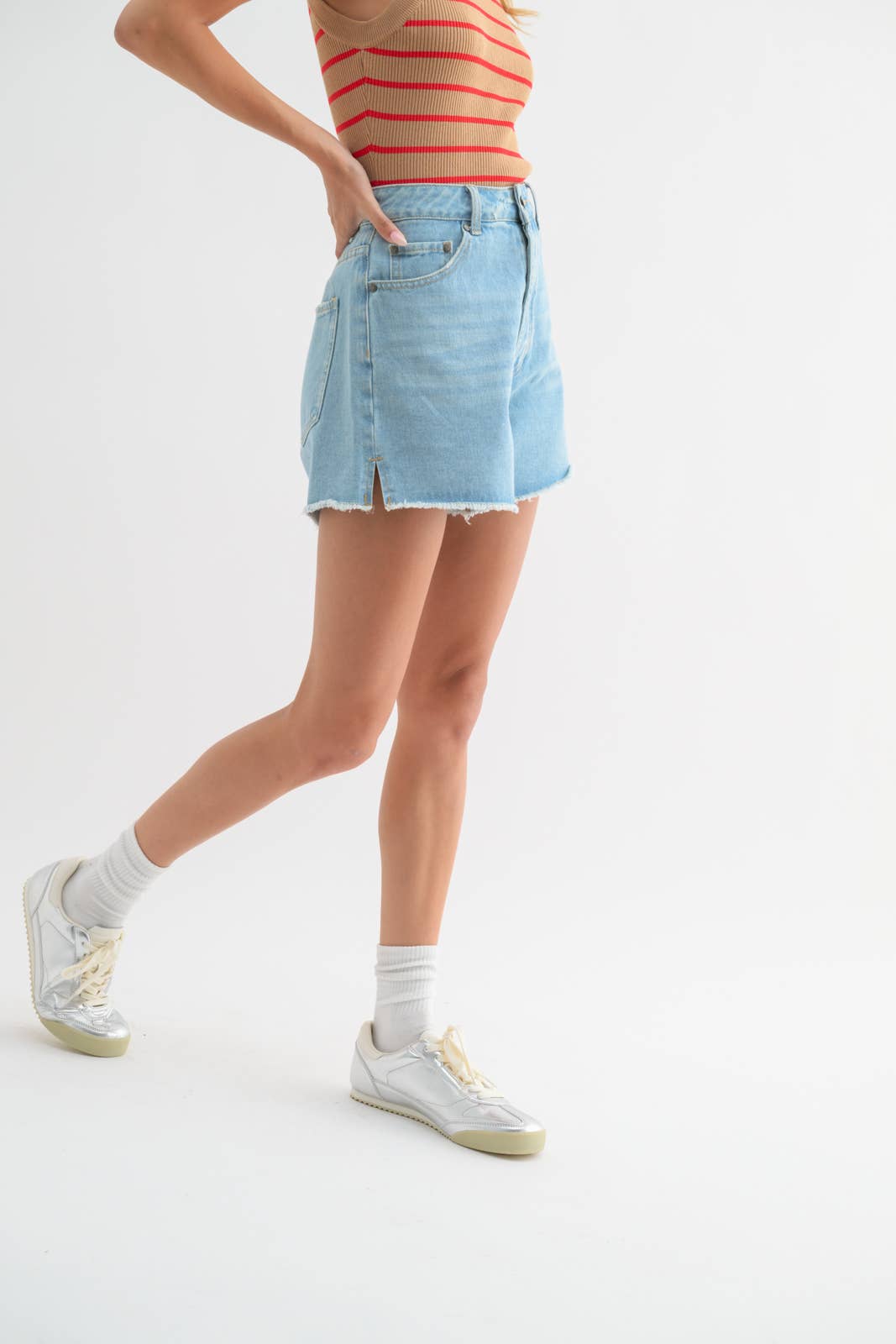 COTTON DENIM SHORTS WITH DISTRESSED DETAIL / WL23-8298