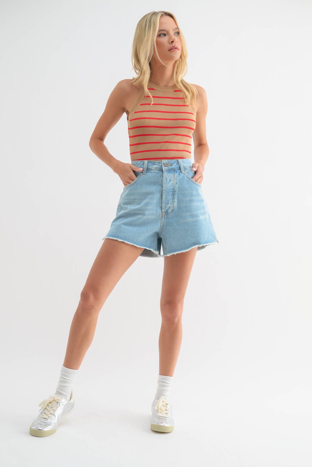 COTTON DENIM SHORTS WITH DISTRESSED DETAIL / WL23-8298