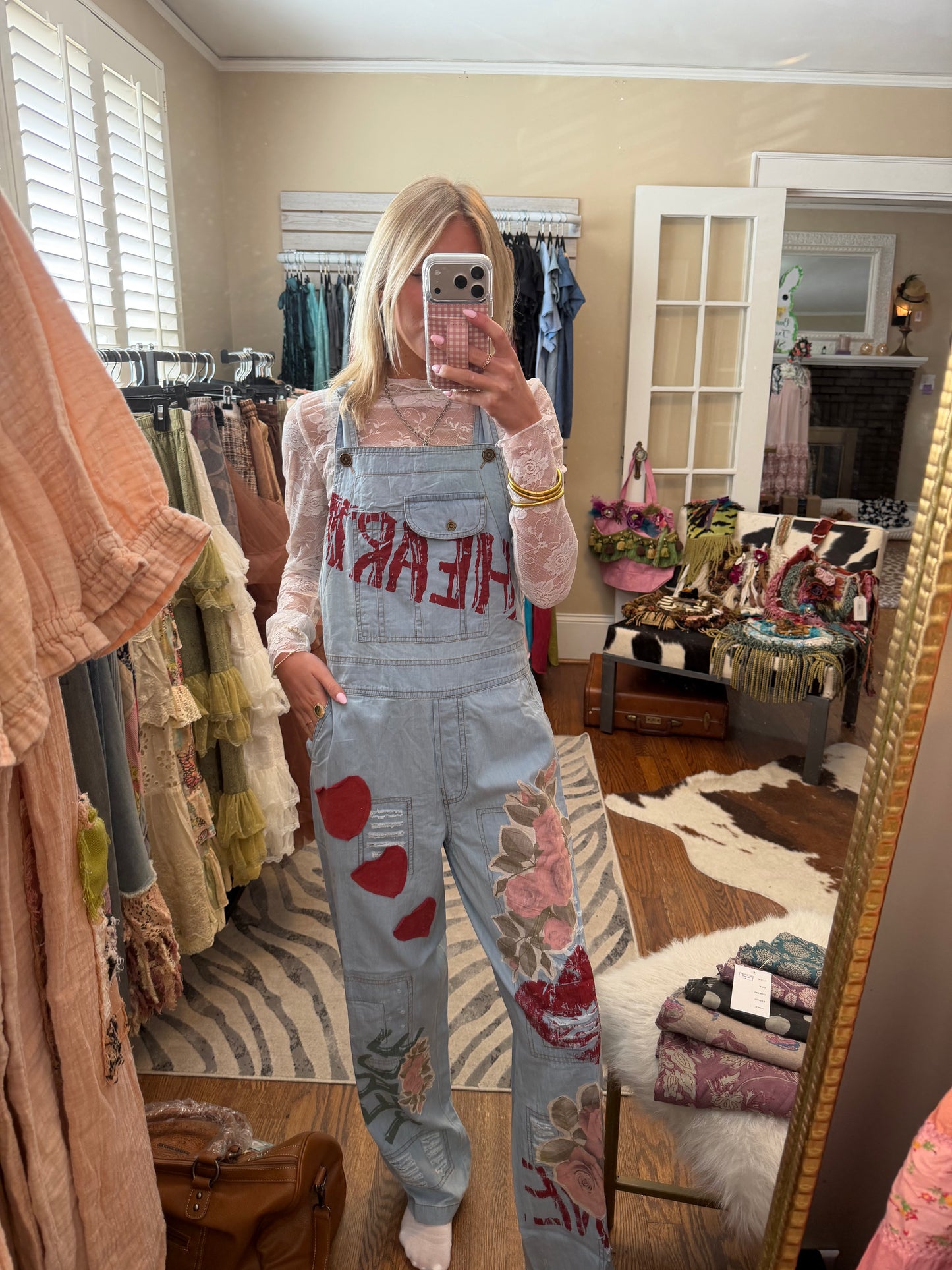 Embroidered overalls, relaxed, fit, distressed design with all over prints and patches. – Jean￼