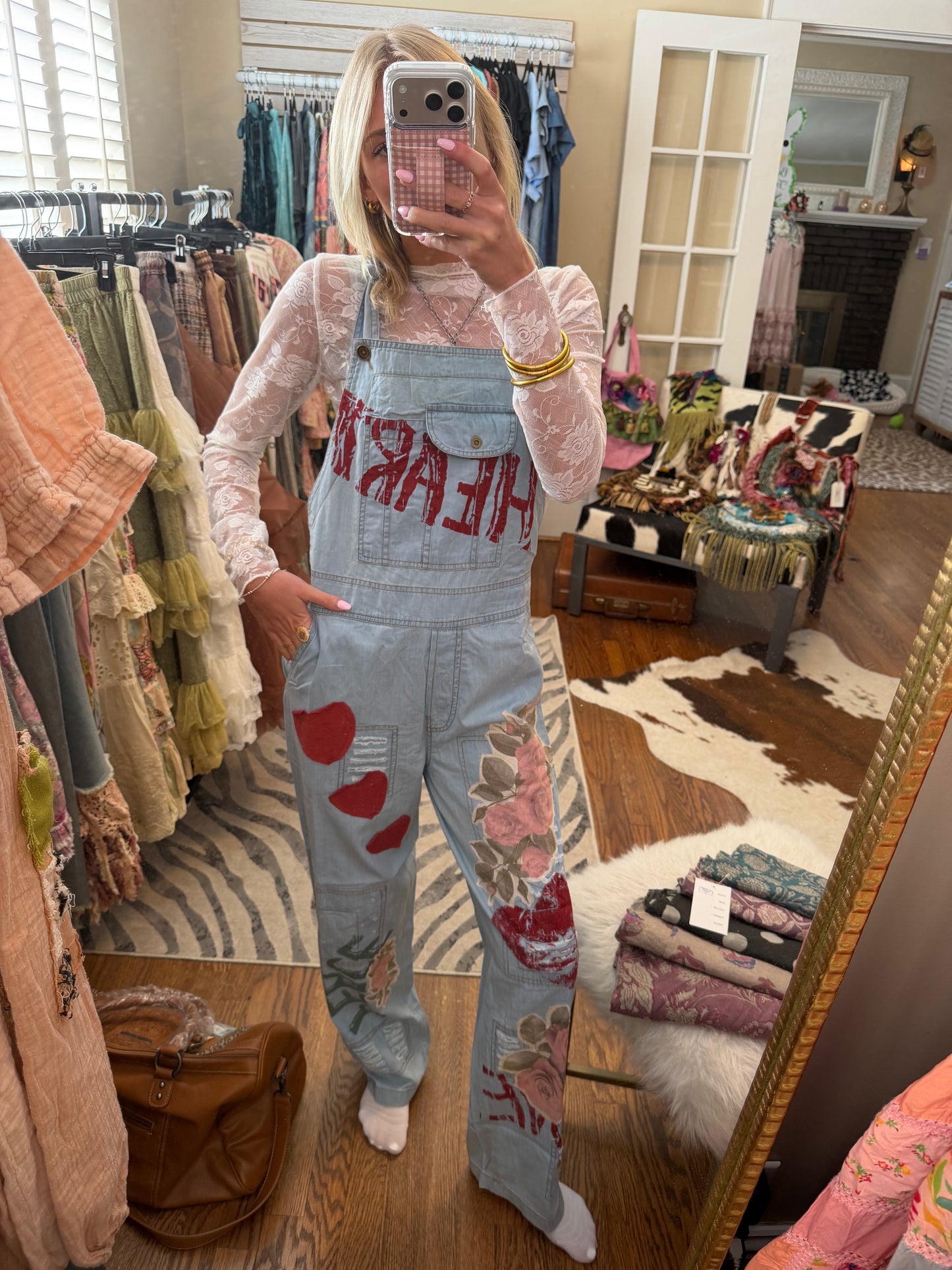 Embroidered overalls, relaxed, fit, distressed design with all over prints and patches. – Jean￼